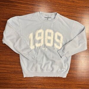 This is a light blue Taylor Swift 1989 crewneck sweatshirt oversized medium